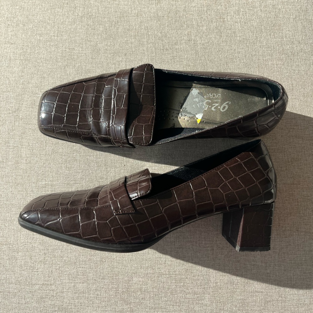 Vintage classic brown crocodile print faux leather loafers, women’s size 8